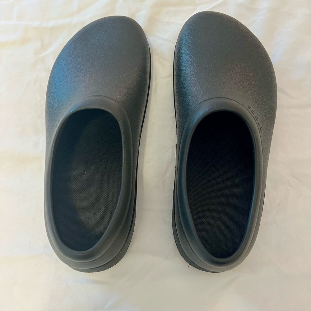 CROCS Work Slip Resistant Work Clogs - Women’s 8, Men’s 6